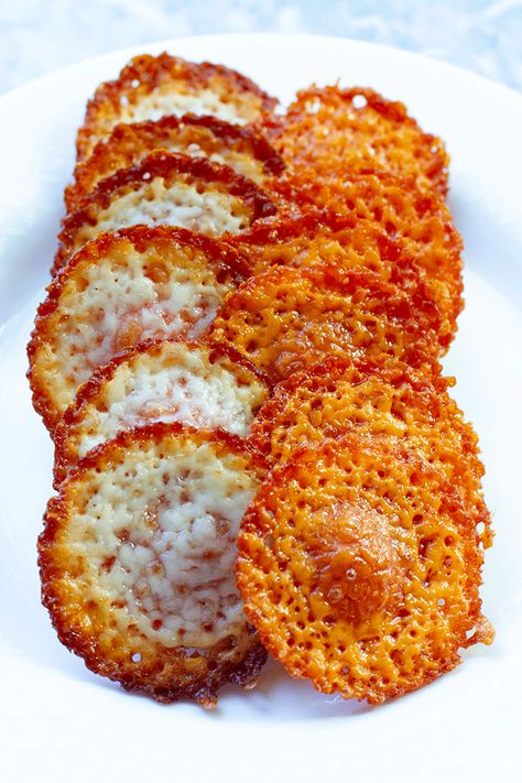 Pepperoni Cheese Crisps Diy Cheese Crackers, Cheddar Chips, Keto Cheese Chips, Cheese Cracker Recipe, Parmesan Chips, Easy Low Carb Snacks, Lace Cookies, Cheese Tacos, Cheese Chips