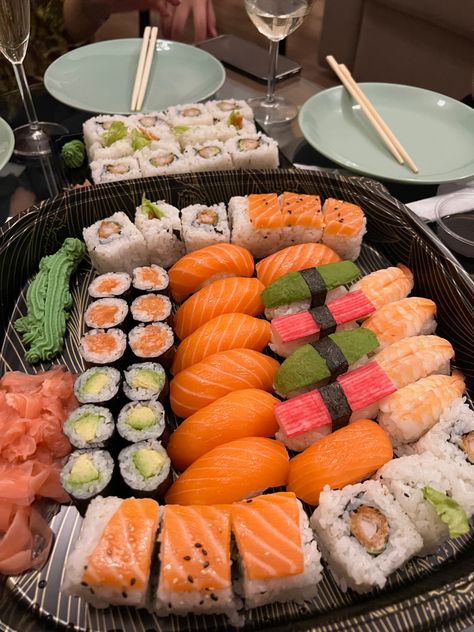 Sushi good Aesthetic Food Sushi, Japan Food Sushi, Sushi Homemade, Resep Sushi, Snack Sushi, Aesthetic Sushi, Raw Sushi, Sushi Pizza, Sushi Aesthetic