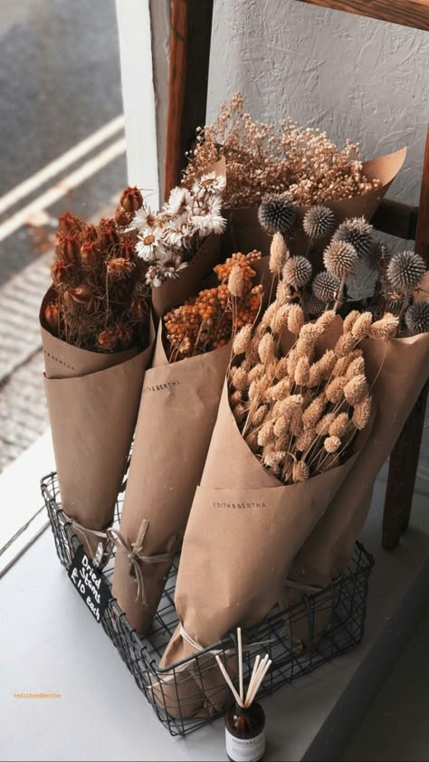 Spring Flower Decorations, Autumn Dried Flowers, Dried Flower Wallpaper, Academia Fall Decor, Boho Dried Flower Arrangements, Dry Flowers Decoration, Dried Flowers Aesthetic, Flower Shop Aesthetic, Flower Arrangement Workshop