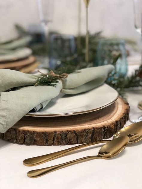 forest wedding place mat Wood Place Setting, Wooden Placemats Ideas, Wooden Charger Plates Christmas, Rustic Wedding Table Setting Plates, Wood Plates Table Setting, Wood Chargers Place Settings, Wooden Plates Table Setting, Woodsy Tablescape, Wood Tablescape