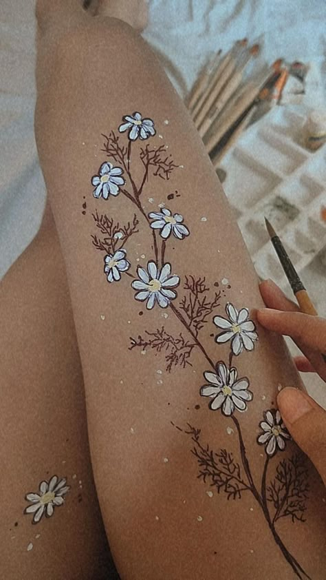 Body Paintings Female Aesthetic, Things To Paint On Legs Easy, Leg Drawing Ideas, Drawing On Skin Aesthetic, Paint On Body Aesthetic, Flower Body Painting, Leg Art Ideas, Arm Paint Ideas Body Art, Things To Paint On Your Leg