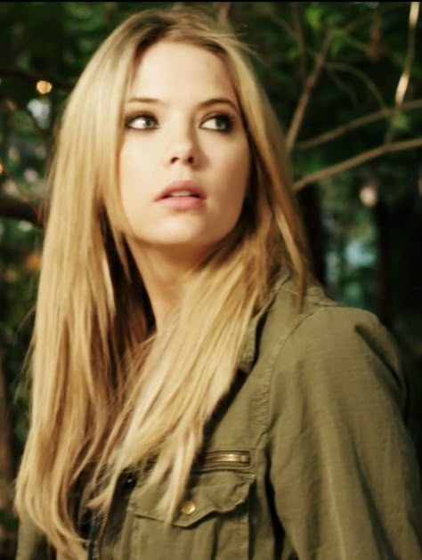 Hanna Marin Hairstyles, Hanna Marin Season 1, Hannah Martin, Hanna Marin, Make Beauty, Ashley Benson, Fav Movies, Pretty Little Liars, My Vibe