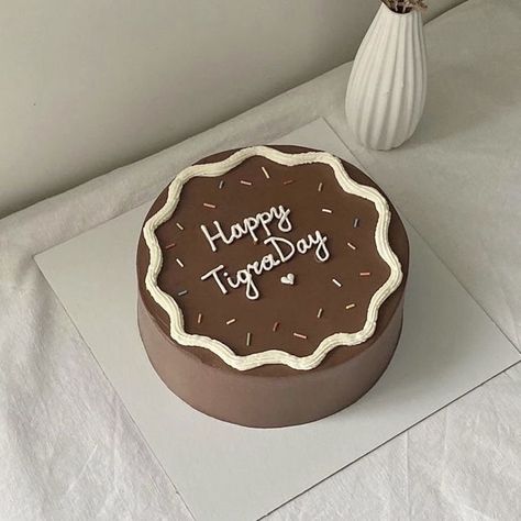 Aesthetic Cake Chocolate, Cute Chocolate Cake Aesthetic, Chocolate Cake For Boyfriend, Hbd Cake Aesthetic, Aesthetic Bento Cake Design, Chocolate Bento Cake Design, Bento Cake Design For Boyfriend Birthday, Kue Bento Cake Aesthetic, Simple Bento Cake Design