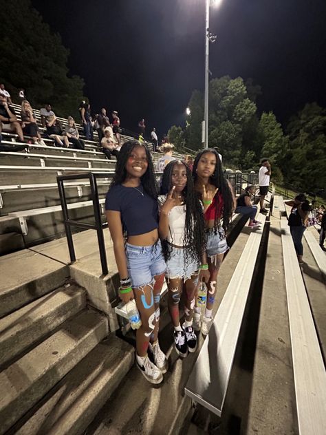 football, highschool, FNL, usa theme, friends, besties White Knoll High School, Usa Football Theme Outfit Highschool, First Day Of School Poses, Friends Going Out, Usa Theme Outfit, Usa Football Theme Outfit, Fnl Outfits, High School Pics, School Pics With Friends