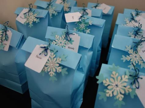 Birthday Party Frozen Theme, Frozen Gift Bags, Frozen Party Bags, Olaf Birthday Party, Birthday Party Frozen, Frozen Birthday Party Decorations, 4de Verjaardag, Elsa Birthday Party, Frozen Bday Party