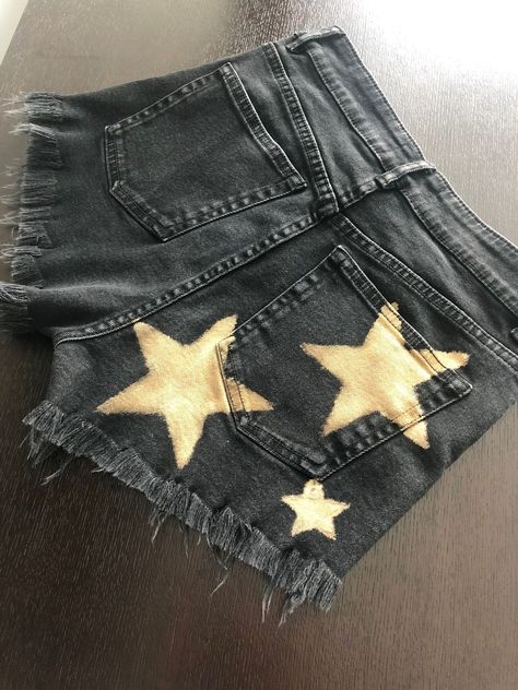 5e1b18c4c6a6d31695acbae3fd70ecc6 Glizzy Gobbler, Bleach Jeans Diy, Pocket Painting, Diy Denim Shorts, Bleach Jeans, Diy Jean Shorts, Paint Jeans, Bleach Shirt Diy, Bleaching Clothes