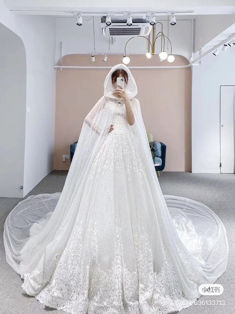 Wedding Dress Cape, Ball Gowns Fantasy, Ballroom Wedding Dresses, Gaun Abad Pertengahan, Wedding Dress Winter, Wedding Cloak, Cape Wedding, Dress Cape, Cape Wedding Dress