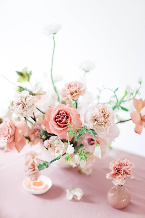 Bold & vibrant modern wedding ideas via Magnolia Rouge Organic Centerpieces, Trille Floral, Modern Wedding Ideas, Pastel Pink Weddings, Centerpiece Inspiration, Floral Workshop, Pink Flower Arrangements, Blush Wedding Inspiration, Pink Centerpieces