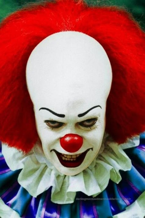 Pennywise [a.k.a. It] (from Stephen King's It, 1990). Portrayed by Tim Curry Penny Wise Clown, Es Pennywise, It 1990, We All Float Down Here, Creepy Clowns, It Eso, Clown Horror, Pennywise The Clown, Pennywise The Dancing Clown