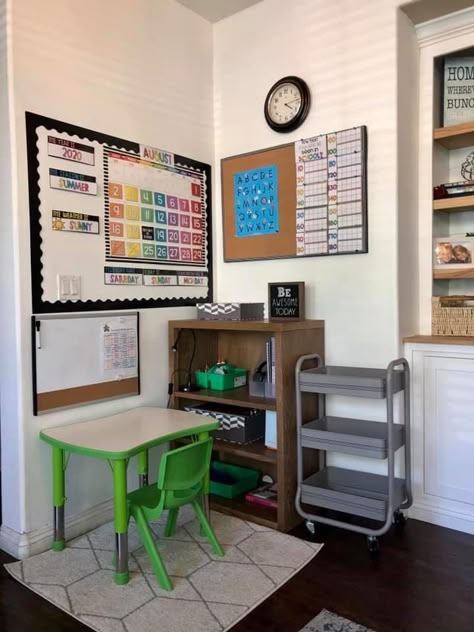 School Setup At Home, Preschool Classroom Set Up At Home, Home School Small Space, Homeschool For Small Spaces, Homeschool In Small House, Desk For Kindergartener At Home, Kindergarten Desk Setup At Home, Homeschool Desk Ideas Small Spaces, Preschool Desk At Home