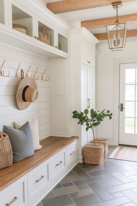 White Mud Room Ideas, Entry Mudroom Ideas, Hallway Entrance Ideas, House Entryway Ideas, Kitchen Entryway Ideas, Mudroom Ideas Entryway, Mudroom Entry, Barndo Ideas, Cottage Entryway