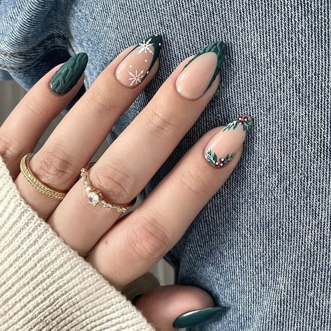 ig: nailzkatkat Christmas Nails Mistletoe, Nails Mistletoe, Mistletoe Nails, Christmas Outfits Ideas, Different Nails, Nails Thanksgiving, Chic Nail Designs, Festive Manicure, New Years Eve Nails