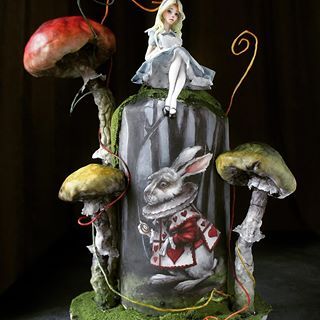 Elena Gnut, Horror Cake, Wonderland Crafts, Topsy Turvy Cake, Cake Structure, Artist Cake, Alice In Wonderland Artwork, Wonderland Artwork, Alice In Wonderland Cakes