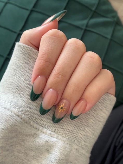 Trendy Nails Ideas Green, Nail Inspired Green, Green Polish Nail Design, Cute Nail Tips Ideas, Mail Inspo Dark Green, Dark Green Nails Summer, Green Art Nails, Painted Nail Designs No Acrylics, Green Detail Nails