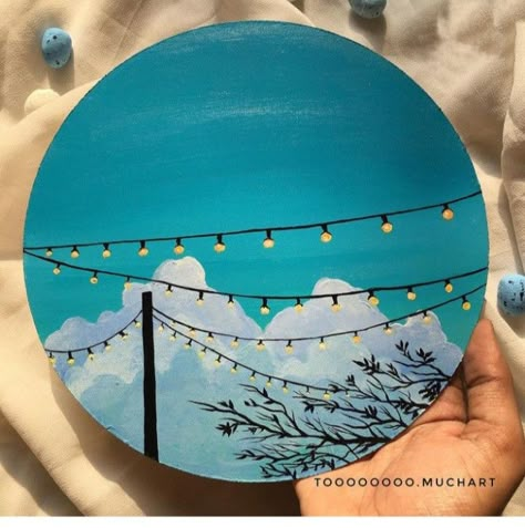 Cool Circle Paintings, Round Canvas Drawing Ideas, Circle Glass Painting Ideas, Painting Ideas On Circular Canvas, Painting On Circle Canvas Easy, Small Circle Paintings, Circular Paintings Easy, Painting For Circle Canvas, Round Board Painting