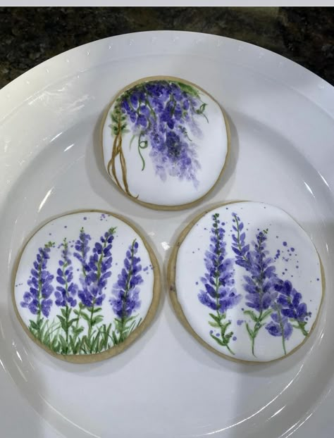 Painting On Cookies, Ice Cookies, Flower Biscuits, Painted Sugar Cookies, Royal Icing Ideas, Mothers Day Cookies, Purple Cookies, Watercolor Cookies, Cookies Flowers