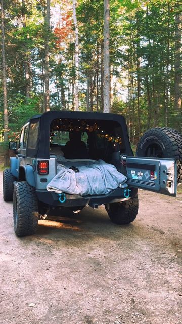 Top Off Jeep, Jeep Camping Aesthetic, Jeep Camping Setup, Jeep Car Camping, Jeep Themes Ideas, Offroad Jeep Wrangler, Jeep Wrangler Exterior Ideas, 2 Door Jeep Wrangler Camping, Jeep Sleepover