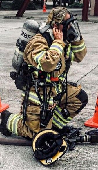 Women In Firefighting, Firefighter Aesthetic Woman, Female Firefighter Aesthetic, Firewoman Female Firefighter, Paramedic Tips, Female Emt, Firefighter Female, Firefighter Aesthetic, Female Paramedic