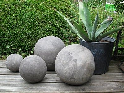 Wa bollen bij elkaar! Cement Balls, Diy Restoration Hardware, Concrete Garden Ornaments, Garden Spheres, Garden Globes, Garden Balls, Concrete Diy Projects, Garden Decor Projects, Concrete Crafts