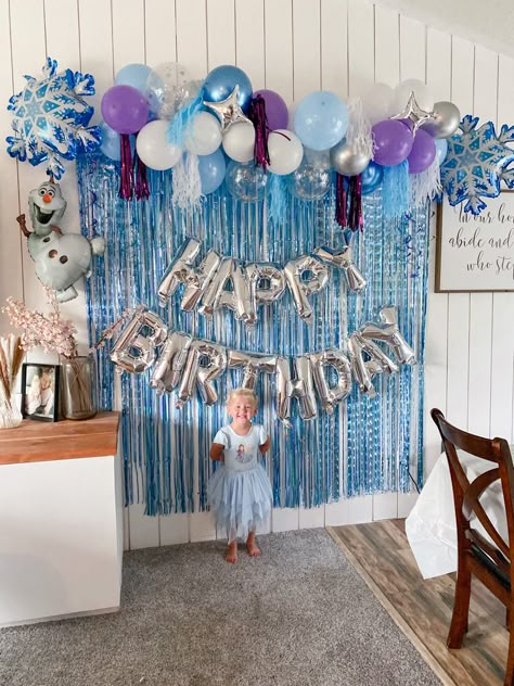 Easy Frozen Birthday Decorations, Frozen Back Drop Ideas, Disney Frozen Party Decorations, Frozen One Year Old Party, Frozen Themed 1st Birthday Party, Frozen 3rd Bday Party, 2 Year Frozen Party, Frozen Theme 3rd Birthday Party, Frozen Themed Second Birthday