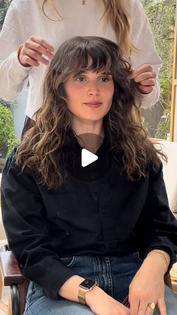 Cassidy Gurev on Instagram: "Creating a fringe and effortless shape on wavy hair" Wavy Curly Fringe, Style Wavy Bangs, Long Thick Hair Bangs, Growing Out Fringe Haircuts, Curly Wavy Hair Fringe, Wavy Hair Front Bangs, Bangs With Naturally Wavy Hair, Wavy Haircut Bangs, How To Style Wavy Bangs