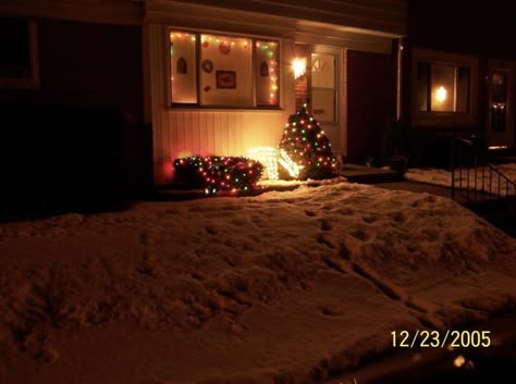 2015 Christmas Aesthetic, Christmas Aesthetic Childhood, Midwest Nostalgia Aesthetic, Nostoligic Aesthetic, 2014 Christmas Aesthetic, Christmas 2000s Aesthetic, Christmas Liminal Spaces, 2000s Family Photoshoot, Christmas Nastolgia