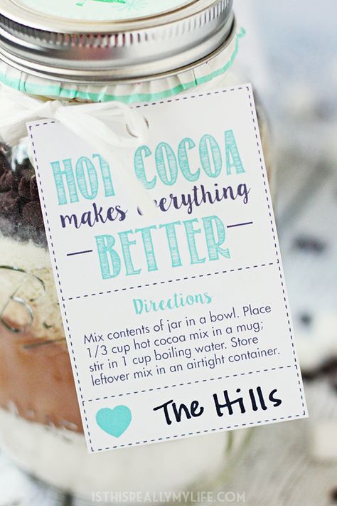 Hot Chocolate Mix in a Jar + FREE Printable Hot Cocoa Gift Tag -- Hot chocolate mix in a jar makes for the perfect holiday gift for friends and neighbors. Don't forget the cute printable gift tag! | isthisreallymylife.com Christmas Dyi Gifts, Gift In Jar, Cocoa In A Jar, Chocolate Fountain Wedding, Jar Cookie Recipes, Diy Hot Chocolate Mix, Mason Jar Cookie Recipes, Mason Jar Cookie, Hot Chocolate In A Jar