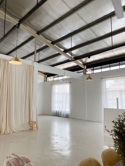 Minimal Studio Design, Warehouse Photography Studio, Studio Space Ideas, Photostudio Interiors, Photo Studio Aesthetic, Photo Studio Interior Design, Modern Photography Studio, Event Space Design, Photo Studio Design