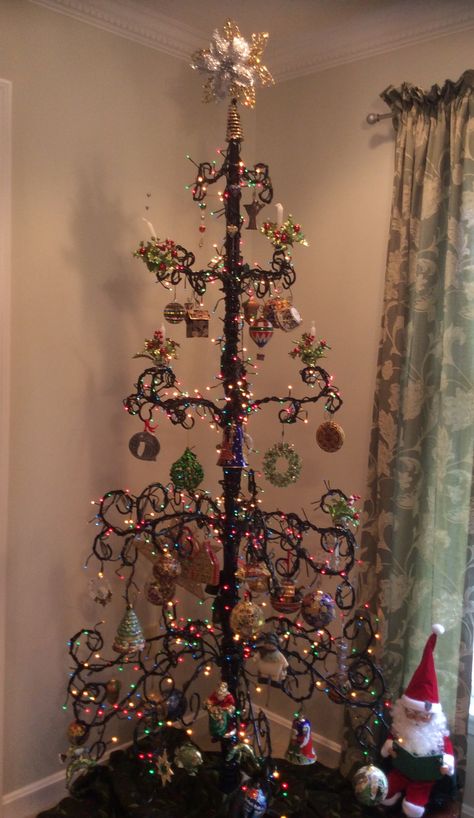 Wrought Iron Christmas Tree, Good Haircuts, Iron Christmas Tree, Christmas Trees Ideas, Ideas Haircut, Christmas Tree Decorating Ideas, Tree Decorating Ideas, Best Christmas Lights, Festive Centerpieces