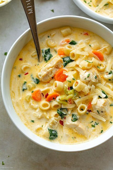 Nothing is better than soup in the cold fall and winter months. Here is an easy homemade soup recipe sure to fill the whole family. Chicken Pasta Soup, Pasta Soup Recipes, Spinach Soup Recipe, Resep Pasta, Creamy Chicken Pasta, Creamy Chicken Soup, Pasta Soup, Think Food, Chicken Soup Recipes