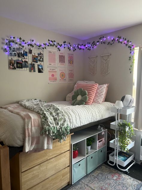 dorm idea and decor Dorm Room Ideas Purple, Minimal Dorm Room, Dorm Inspo Aesthetic, Dorm Room Ideas Minimalist, Room Ideas Purple, Purple Dorm Room Ideas, Dorm Storage Ideas, Purple Dorm Rooms, Dorm Must Haves