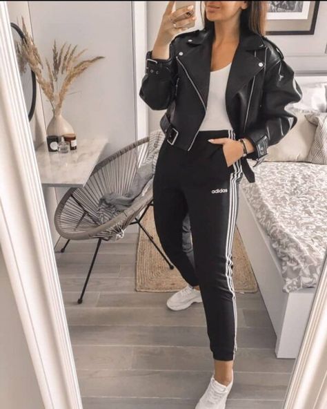 Adidas Pants Outfit Black Women, How To Style Adidas Pants, Adidas Outfits For Women, Adidas Superstar Outfit Winter, Black Adidas Pants Outfits, Adidas Pants Outfit Fashion, Adidas Outfit Ideas, Comfy Sweatpants Outfit, Red Adidas Pants