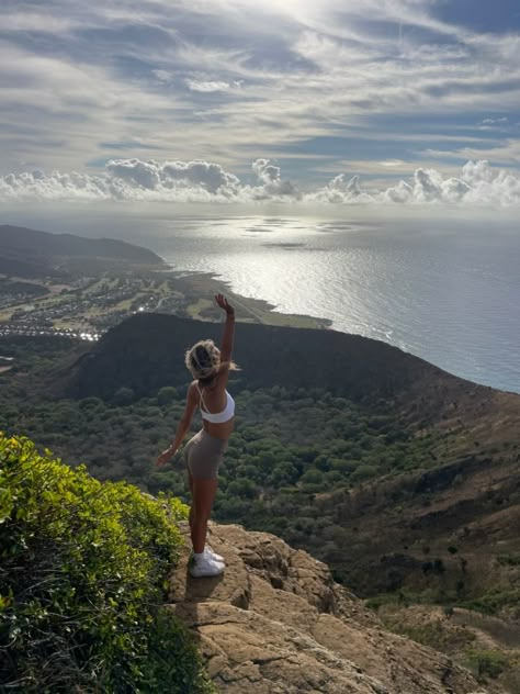 Oahu Hawaii hike views fun activities Hawaii Hikes Oahu, Cute Hiking Photos, Hawaii Pictures Ideas, Peaceful Summer Aesthetic, Hawaii Inspo Pics, Hawaii Poses, Hike Photos, Hawaii Life Aesthetic, Hiking Instagram Pictures