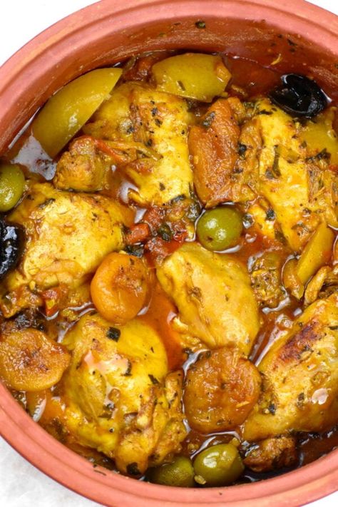 Moroccan Tagine Recipes, Moroccan Chicken Recipe, Tajin Recipes, Moroccan Stew, Tagine Cooking, Moroccan Tagine, Arab Food, Chicken Tagine, Around The World Recipes