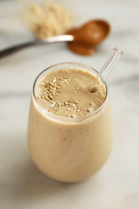 Peanut Butter & Vanilla Maca Smoothie | An energizing plant-based smoothie that tastes like a peanut butter shake! Maca Recipes, Maca Smoothie, Peanut Butter Shake, Maca Powder, Smoothie Shakes, Banana Smoothie, Smoothie Drinks, Fruit Smoothies, Healthy Smoothies