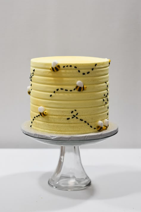 Bee Birthday Cake, Bee Themed Birthday Party, 1st Bee Day, First Bee Day, Bee Cakes, Simple Cake Designs, Bee Creative, Bee Day, Bee Party