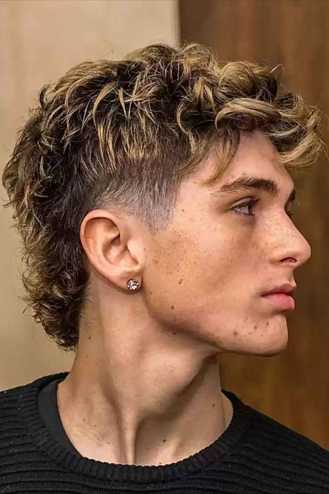 Mullet with Highlights and a Taper Fade for Dudes with longer hair on top Side Fade Mullet, Mullet Side Part, Low Fade Mullet, Classic Mullet, Modern Mullet Haircut, Fade Mullet, Mullet Fade, Mens Haircuts Short Hair, Men Haircut Curly Hair