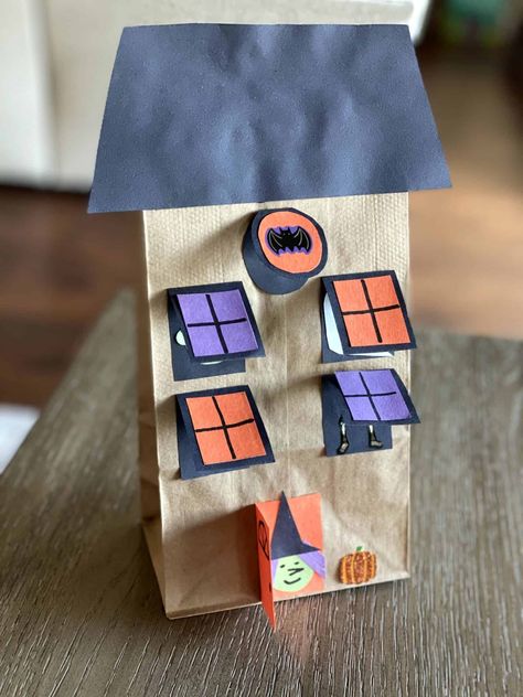 Paper Bag Halloween Crafts For Kids, Halloween Crafts With Paper Bags, Halloween Crafts Paper Bags, Paper Bag Haunted House, Paper Bag Haunted House Craft, Diy Treat Bags Halloween, Halloween Bag Decorating Ideas, Halloween Paper Bags Diy, Halloween Paper Bag Crafts