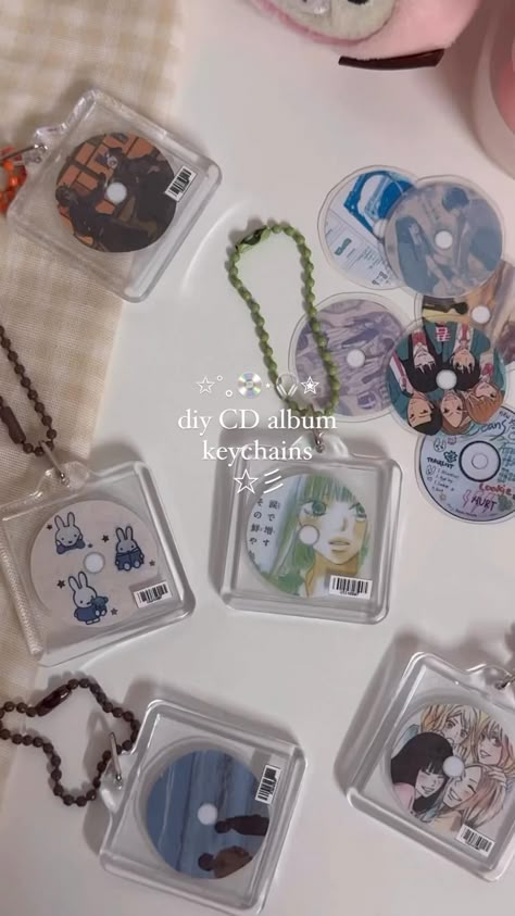 Mini CD 💿 album key chain 🔑. Do it yourself craft. Credits to beary_aesthetic. #diycrafts Art On Cds Aesthetic, Stray Kids Diy Crafts, Diy Creative Crafts Aesthetic, Jar Design Ideas, Diy Kpop Crafts, Cute Aesthetic Crafts, Mini Diy Crafts, Diy Aesthetic Crafts, Diy Ideas Aesthetic