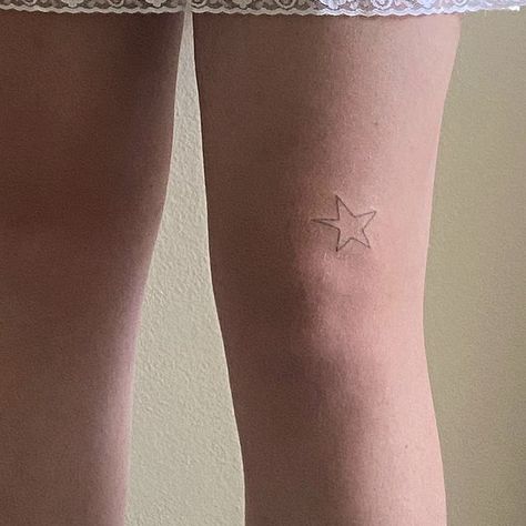 Star Tattoo On Knee, Star On Knee Tattoo, Stars On Knees Tattoo, Star Tattoo Knee, Knee Star Tattoo, Back Knee Tattoo, Star Knee Tattoo, Star Stick And Poke, Celeste Tattoo