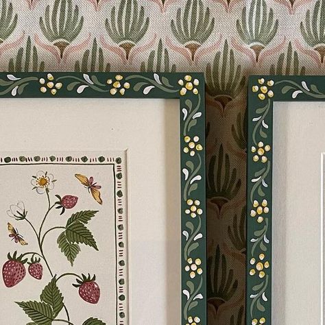 Paint Flowers On Furniture, Folk Art Picture Frame, Folk Art Frame, Decorative Frames Ideas, Hand Painted Border Designs, Painted Wooden Frame, Painting Picture Frames Diy Ideas, Diy Painted Frame, Hand Painted Frames Ideas