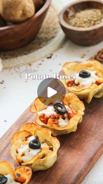 Potato Roses, Pizza Roses, Potatoes Crispy, Potatoes Baked, Potato Appetizers, Fried Potato, Vegetarian Snacks Recipes, Vegetarian Snacks, Crispy Potatoes