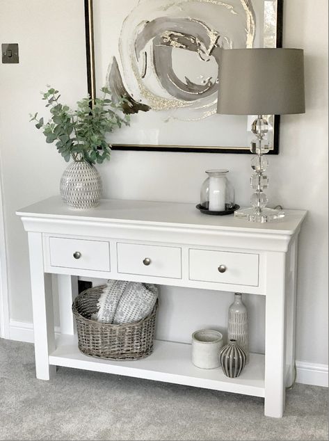 White Console Table Decor, Hall Table Decor, Painted Console Table, Hallway Table Decor, Vstupná Hala, Large Console Table, White Console Table, Console Table Living Room, Console Table Decorating