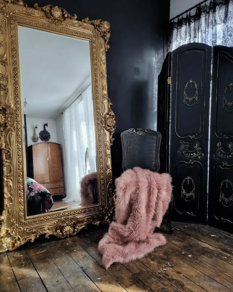 French Home Design, Leopard Bedroom, Leopard Decor, Home Mirror, Dark Home Decor, Glam Room, Dark Home, French Home, Wall Decor Design