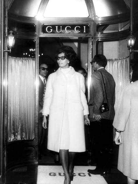 Sophia Loren - Gucci Rome Store, 1970s Rick Astley, Sofia Loren, Gucci Store, Guccio Gucci, Milla Jovovich, Sophia Loren, Fashion Icons, Vintage Glamour, Grace Kelly