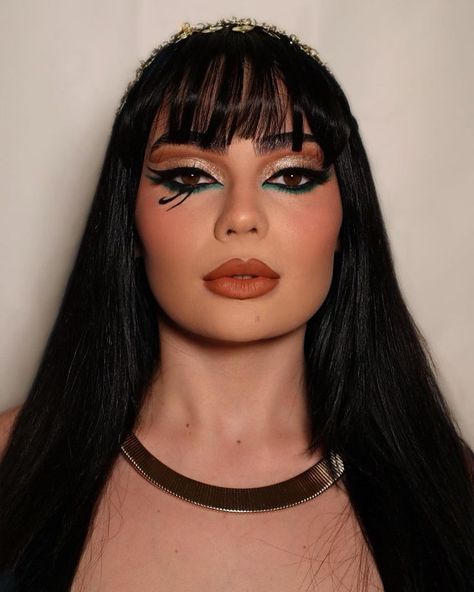 Cleopatra Makeup Hooded Eyes, Easy Cleopatra Outfit, Cleopatra And Cesar Costume, Cleopatra Halloween Costume Makeup, Egyption Costumes Halloween Women, Halloween Makeup Cleopatra, Egyptian Women Makeup, Cleopatra Makeup Look, Cleo Patra Costumes Halloween