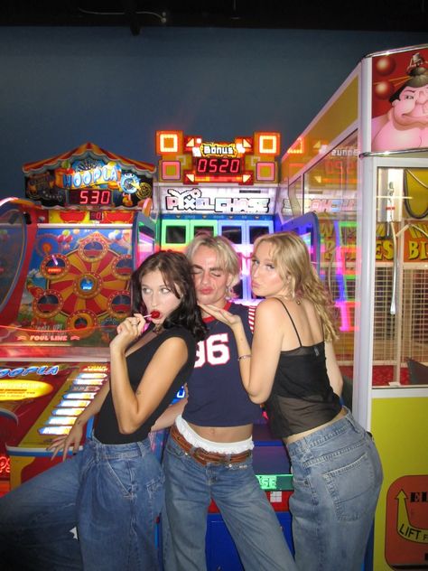 how to pose with friends Arcade Fits Aesthetic, Summer Arcade Outfits, Outfit For Arcade, Arcade Pose Ideas, Arcade Outfit Ideas Date, Arcade Photo Ideas, Arcade Instagram Pictures, Summer Birthday Photoshoot Ideas, Arcade Fit