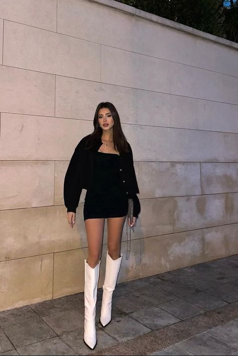 Tube Dress Outfit Casual, Tube Dress Outfit, Black Mini Dress Outfit, White Boots Outfit, Outfit Botas, Fancy Short Dresses, Boot Outfits, Classy Winter Outfits, Mini Dress Outfits