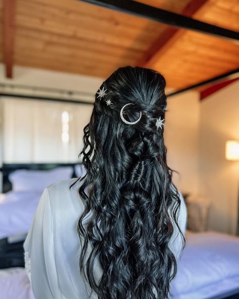 Goth Bride, Dark Romantic Wedding, Witchy Wedding, Gothic Wedding Theme, Witch Wedding, Bridal Hairstylist, Dark Wedding Theme, Black Wedding Hairstyles, Black Wavy Hair