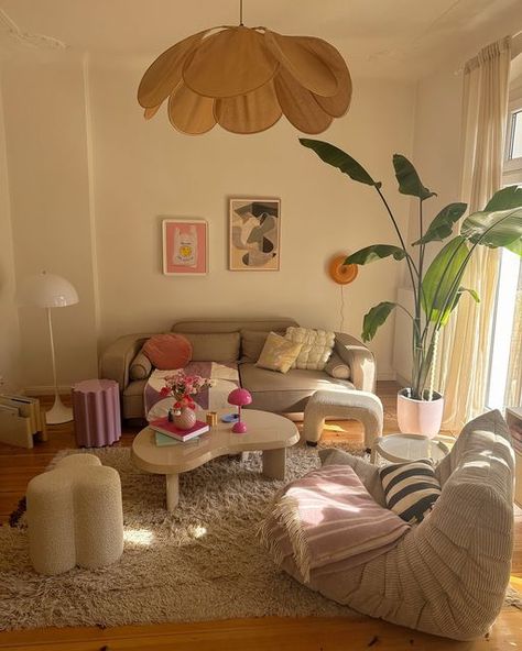 67quadrat | Interior & Living on Instagram: "Throwback to a colourful and sunny May 🌸💘☀️

#cozyhome #solebich #altbauliebe #homeinspo #homestyling" Cute Colorful Home Decor, Cute And Cozy Living Room Ideas, Cute House Decorations, Home Inspo Colorful, House Ideas Colorful, Colourful House Decor, Colourful House Interior, Colorful House Aesthetic, Living Room With Colour